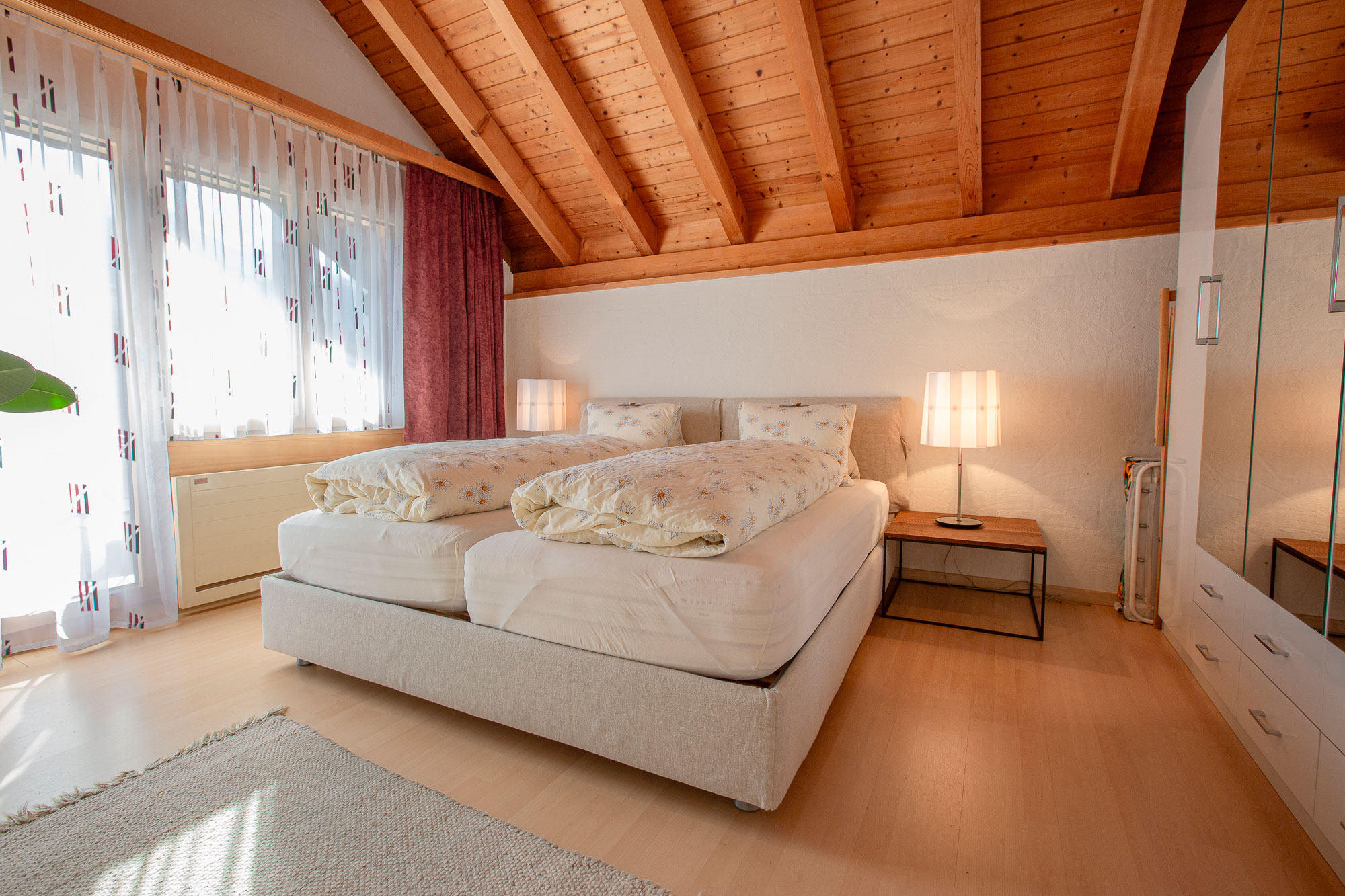 Freundliches, im Landhausstil eingerichtetes 86m2 grosses Appartement mit Küche, Cerankochfeld und Backofen, 1 Wohnzimmer mit Ess- und Sitzecke mit Couch und Sesseln, Panoramabalkon mit Blick zu den Churfirsten, 1 Schlafzimmer mit Doppelbett, Babybett möglich, 2. Schlafzimmer mit einem Etagenbett und zwei Einzelbetten. Badezimmer mit Dusche, WC, Haarföhn und Beautyprodukten.<br /><br />Ausstattung: <br />2 Schlafzimmer, Küche, Wohnzimmer, Nichtraucher, getrennte Matratzen, Betten bezogen, Hand- und Duschtücher, Waschlappen, Zimmersafe, Rauchmelder, Flachbild-TV, Radio, W-LAN (kostenlos), Wasserkocher, Kaffee, Tee und Mineralwasser<br /><br />Mögliche Belegung: <br />2-6 Personen, Babybett möglich<br />Haustiere auf Anfrage